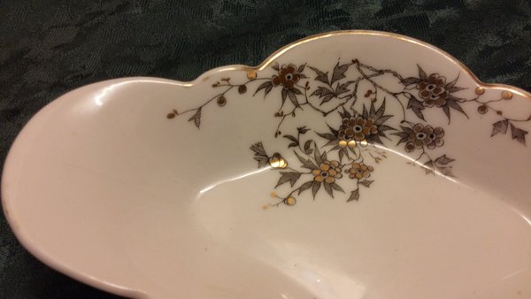 Menage und Schale aus Porzellan mit silber/gold Muster (Set)